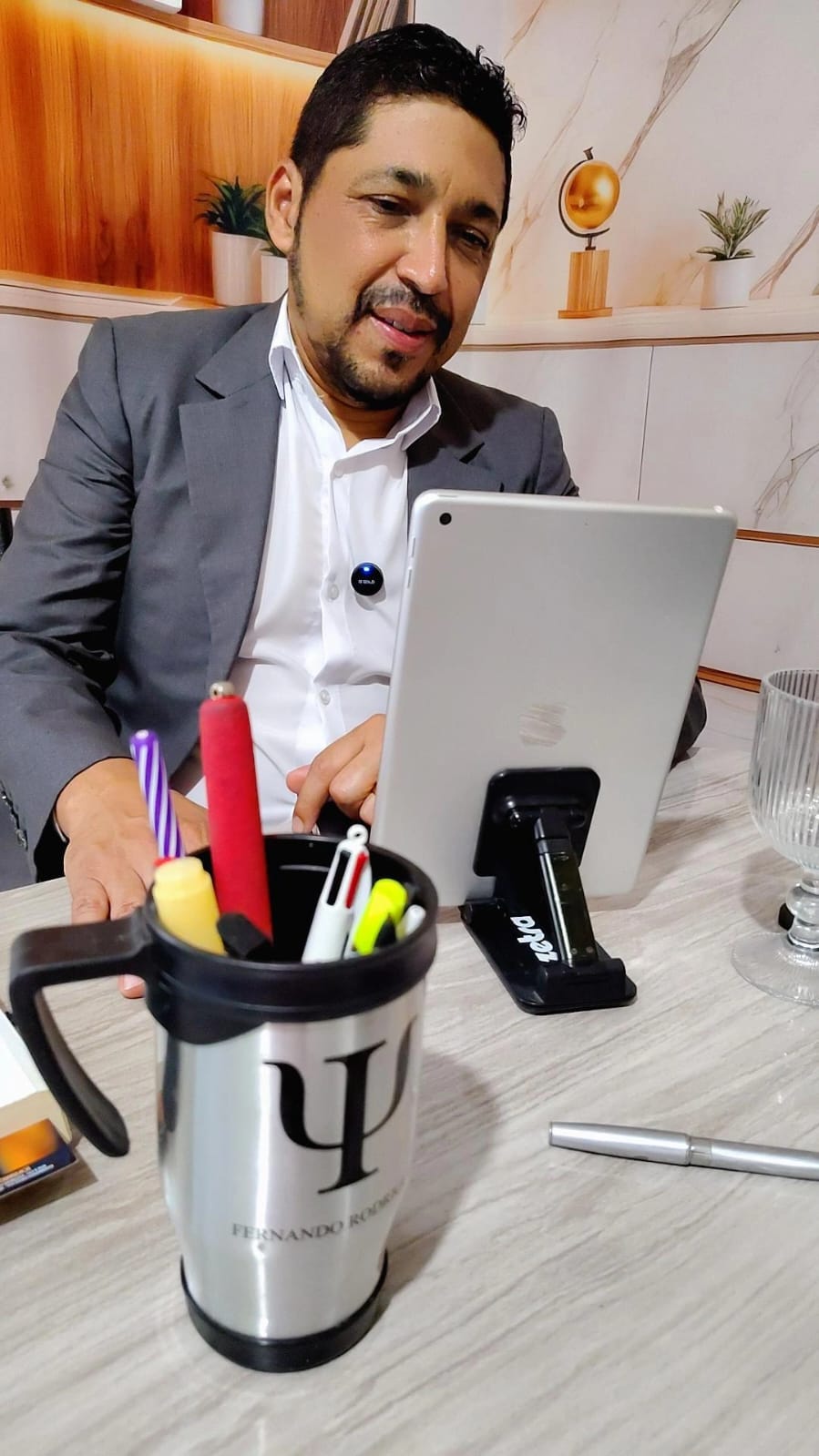 Fernando Rodrigues em atendimento no escritório